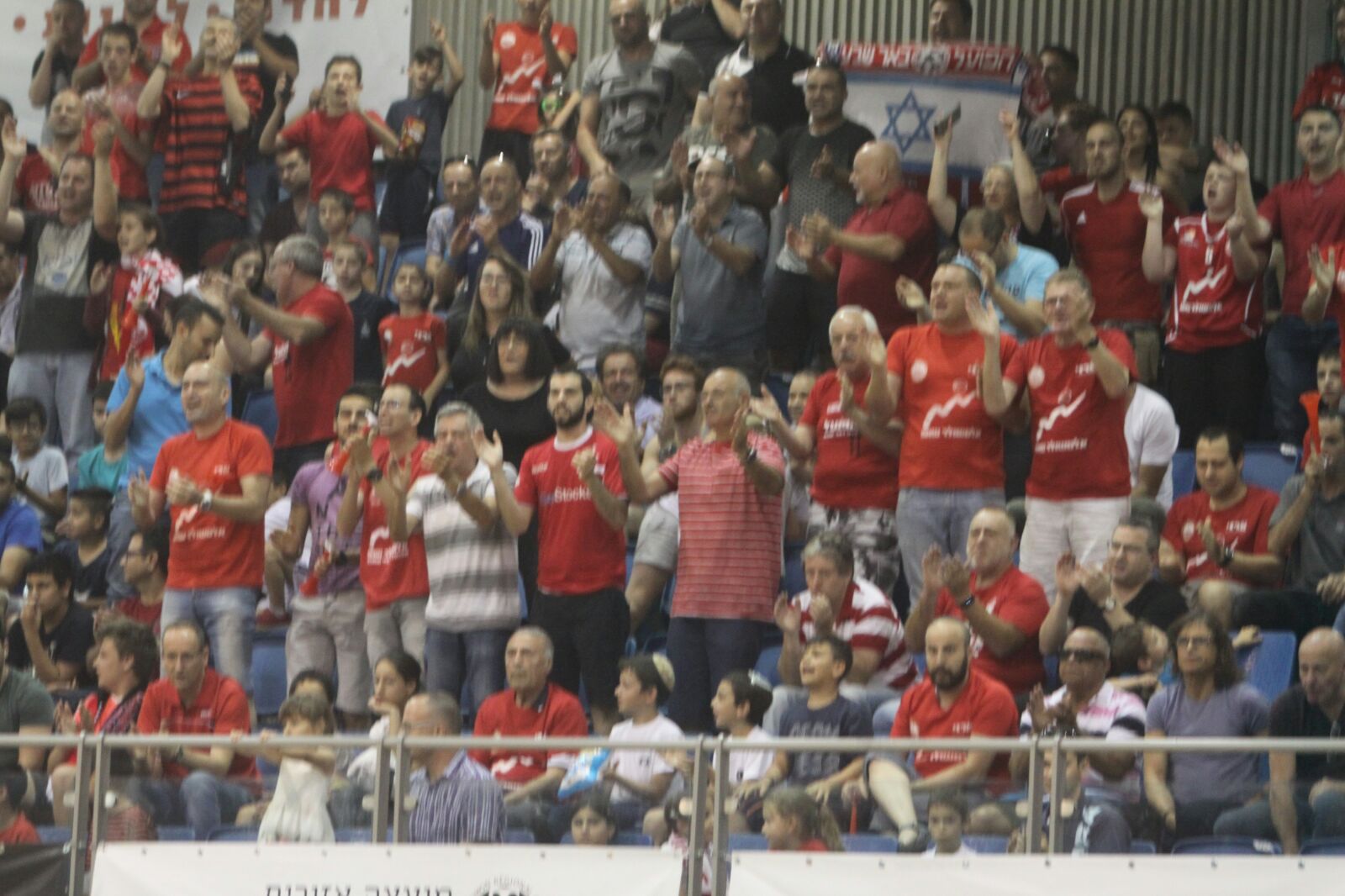 קהל מעודד בטירוף בקונכייה. אי אפשר לנצח כאן במשחק מכריע (צילום: באדיבות שי מוגילבסקי)